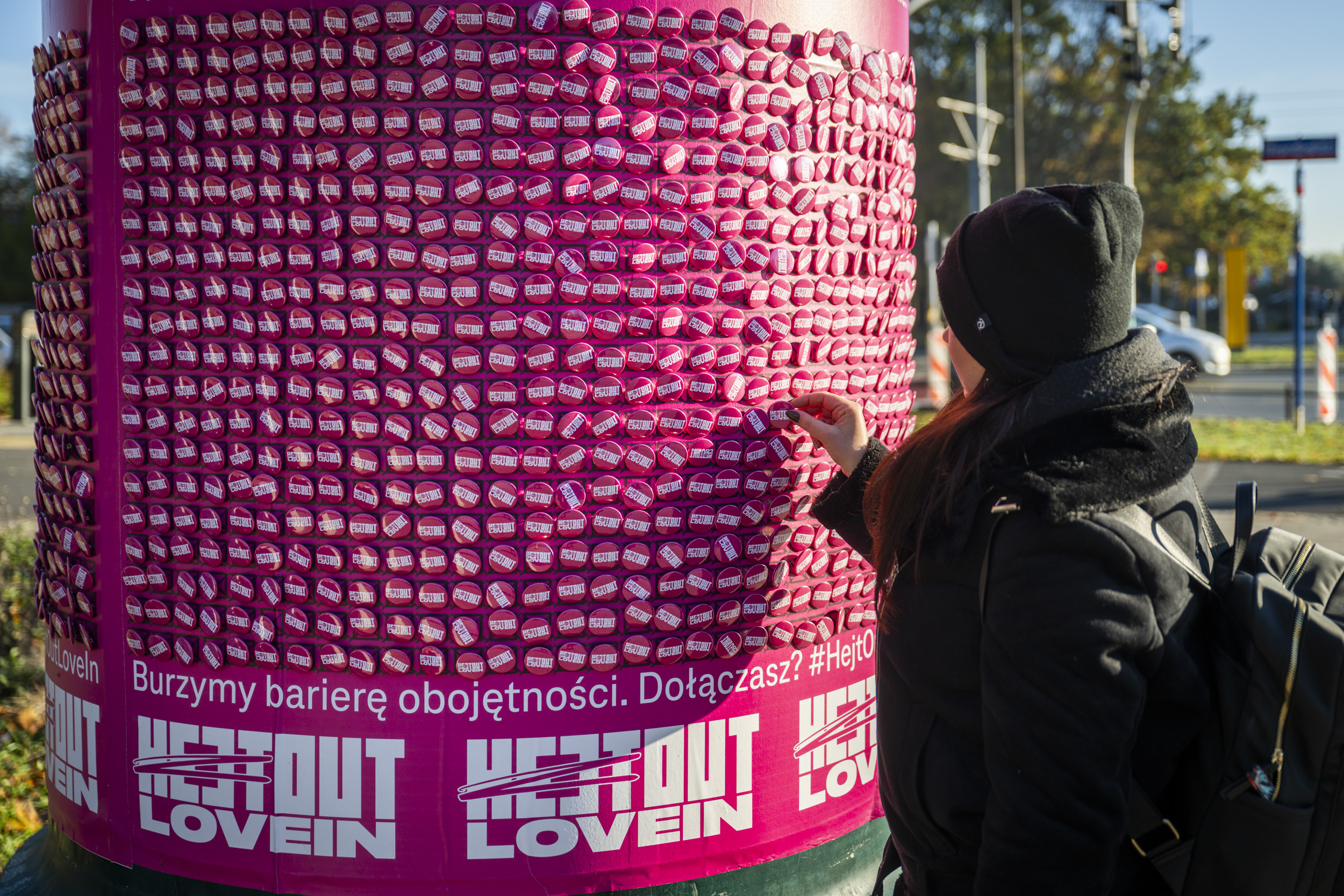 Słup Warexpo, na którym znajdują się różowe przypinki z napisem #HejtOutLoveIm
